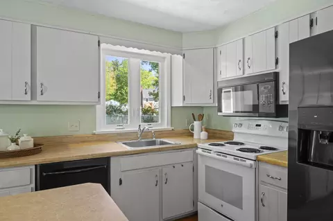 Kitchen - 6 Patricia Ave, Exeter, NH 03833 photo 2 of 3