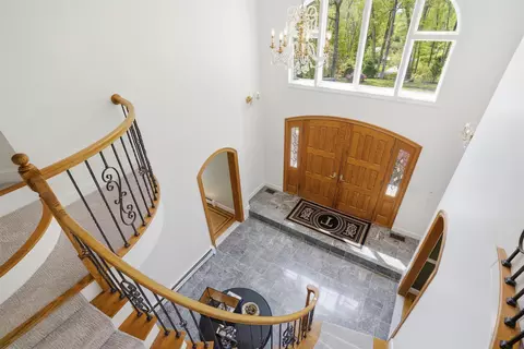 Entry Way - 54 Sharon Rd, Windham, NH 03087 photo 3 of 6