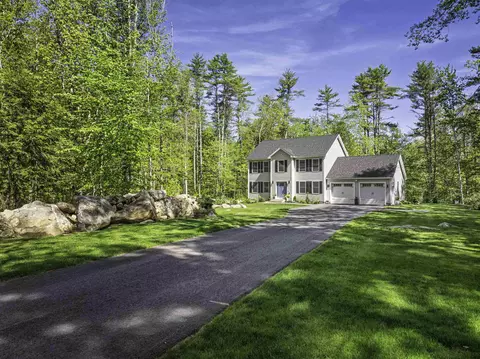 16 Stagecoach Rd, Barrington, NH 03825