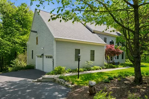16 Hillsboro Cir, Milford, NH 03055