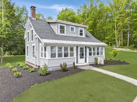 17 Blossom Rd, Plaistow, NH 03865