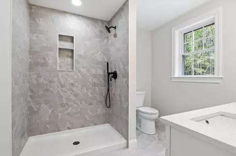 Bath - 20 Witham Rd, Epping, NH 03042 photo 4 of 5