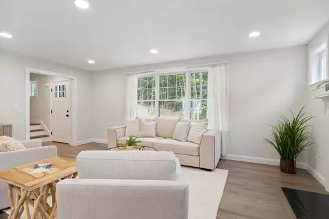 Living - 20 Witham Rd, Epping, NH 03042 photo 3 of 5
