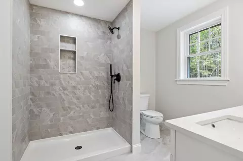 Bath - 20 Witham Rd, Epping, NH 03042 photo 4 of 5