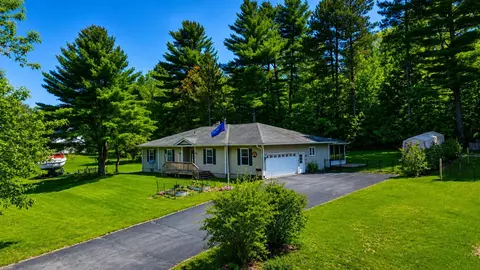 69 Edgewood Dr, Newport, VT 05855
