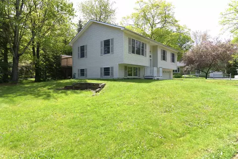 2 Francis Dr, Essex Junction, VT 05452