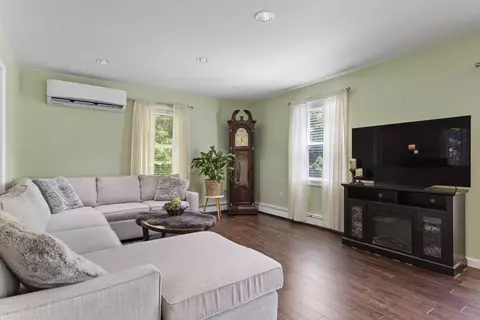 Living - 15 Kelso Dr, Bow, NH 03304 photo 2 of 4