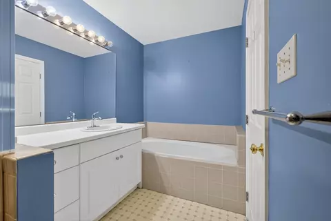 Bath - 1465 Hooksett Rd #407, Hooksett, NH 03106 photo 2 of 3