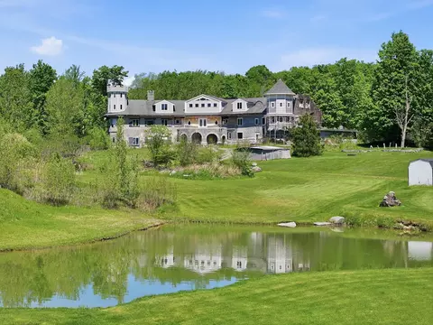 2437 Oakland Station Rd, Georgia, VT 05478