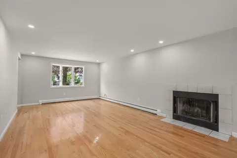 Living - 6 Roberta Dr, Dover, NH 03820 photo 2 of 8