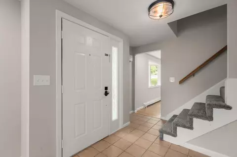 Entry Way - 6 Roberta Dr, Dover, NH 03820 photo 2 of 5
