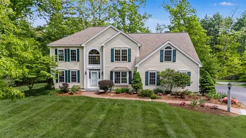 14 Karolina Ln, Bedford, NH 03110