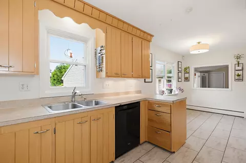 Kitchen - 6 Ray Dr, Hooksett, NH 03106 photo 4 of 4