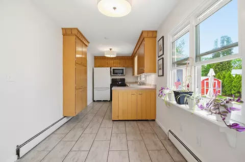 Kitchen - 6 Ray Dr, Hooksett, NH 03106 photo 3 of 4