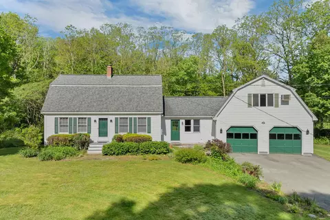 1 Muddy Pond Rd, Kensington, NH 03833