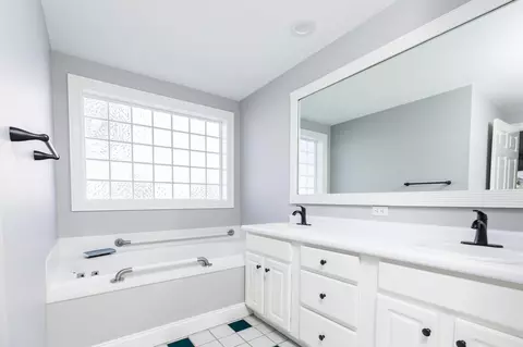 Bath - 38 Hampton Mdw, Hampton, NH 03842 photo 2 of 3