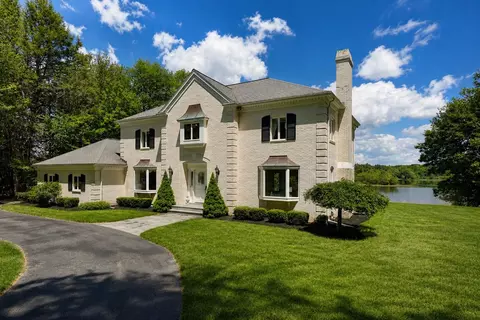 4 Cullen Bay Rd, Dover, NH 03820