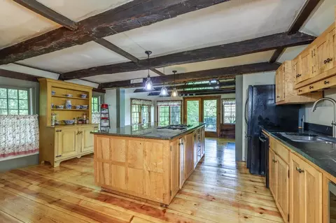 2 Raymond Rd, Deerfield, NH 03037