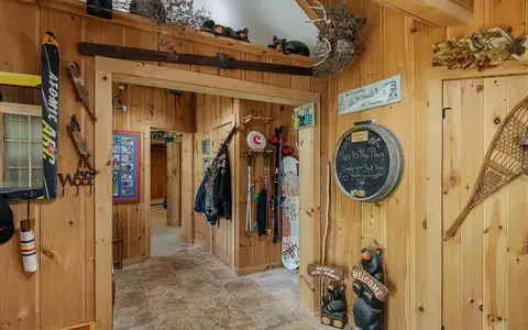 Entry Way - 8 Twin Rocks Rd, Dover, VT 05356 photo 6 of 12