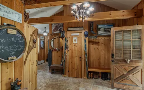 Entry Way - 8 Twin Rocks Rd, Dover, VT 05356 photo 3 of 12