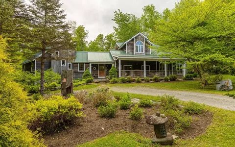 8 Twin Rocks Rd, Dover, VT 05356