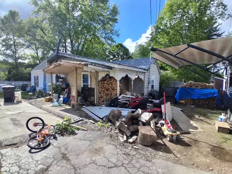 17 Pawtucket Ave, Claremont, NH 03743