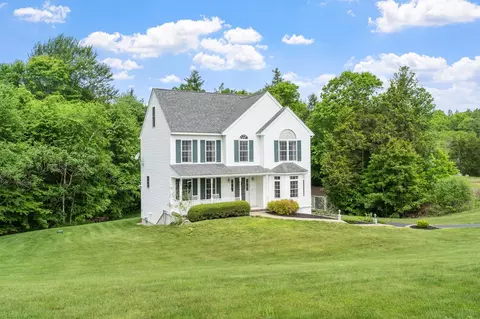 8 Jana Cir, Sandown, NH 03873