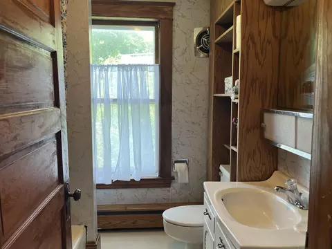 Bath - 88 Mill Hl, Barnet, VT 05821 photo 1 of 2