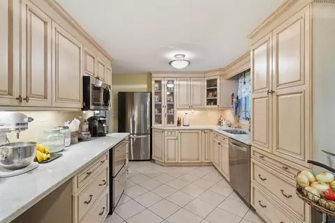 Kitchen - 17 Rolling Ridge Rd, Windham, NH 03087 photo 4 of 6
