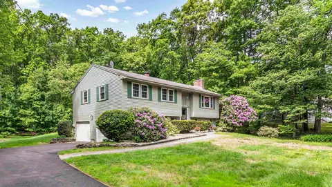 6 Currier Dr, Londonderry, NH 03053