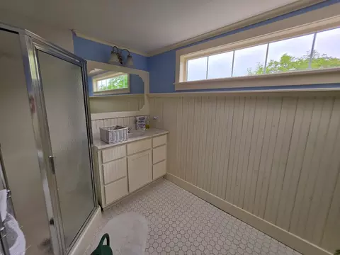 Bath - 27 Linden St, Exeter, NH 03833 photo 2 of 4