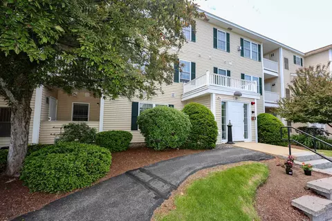 10 Vista Ridge Dr #8, Londonderry, NH 03053