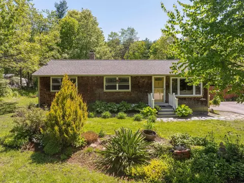 27 Langs Ln, Newmarket, NH 03857