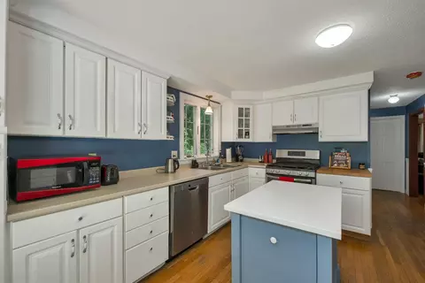 Kitchen - 40 Sheldon Rd, Derry, NH 03038 photo 3 of 5