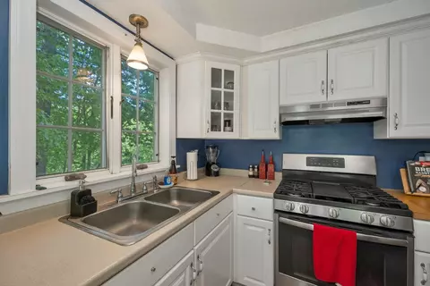 Kitchen - 40 Sheldon Rd, Derry, NH 03038 photo 4 of 5