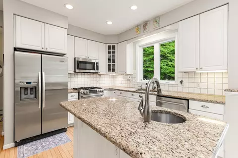Kitchen - 31 Barrett Ln, Williston, VT 05495 photo 4 of 6