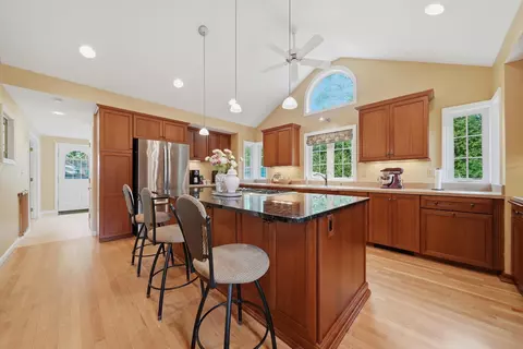 41 Nottingham Dr, Nashua, NH 03062