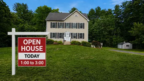 54 Chase Rd, Londonderry, NH 03053