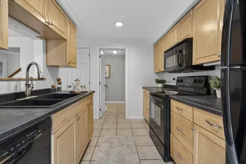 Kitchen - 37 Stacey Cir, Windham, NH 03087 photo 3 of 4
