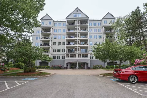 10 Mountain Laurels Dr #408, Nashua, NH 03062