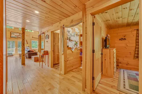 Entry Way - 1560 Cherry Valley Rd, Bethlehem, NH 03574 photo 3 of 7