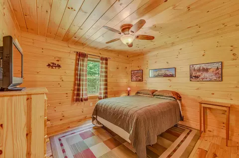 Bedroom - 1560 Cherry Valley Rd, Bethlehem, NH 03574 photo 1 of 9