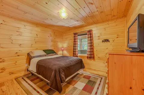 Bedroom - 1560 Cherry Valley Rd, Bethlehem, NH 03574 photo 3 of 9