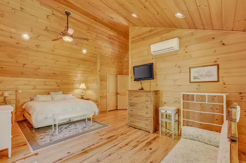 Bedroom - 1560 Cherry Valley Rd, Bethlehem, NH 03574 photo 6 of 9