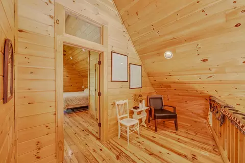Entry Way - 1560 Cherry Valley Rd, Bethlehem, NH 03574 photo 5 of 7
