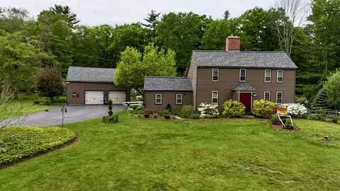 32 Sandown Rd, Danville, NH 03819