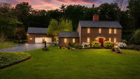 32 Sandown Rd, Danville, NH 03819