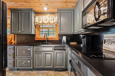 Kitchen - 122 Broadside Rd, Wolfeboro, NH 03894 photo 2 of 2