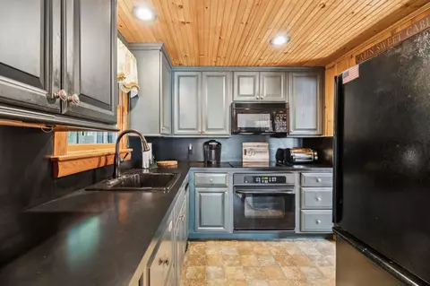 Kitchen - 122 Broadside Rd, Wolfeboro, NH 03894 photo 1 of 2