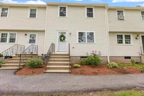29 Olde Country Village Rd, Londonderry, NH 03053
